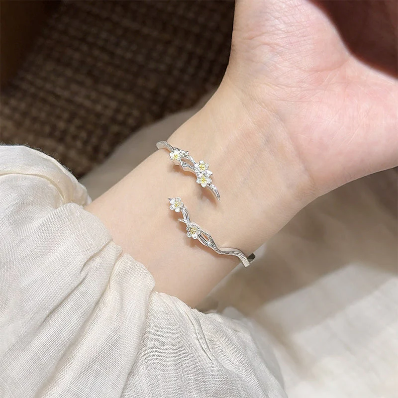 🌸💎 Elegante Open Jasmijnbloem Armband – Tijdloos Bloemenmotief, Comfortabele Slip-On & Lichtgewicht Grace (Perfect als Cadeau)! - Image 3