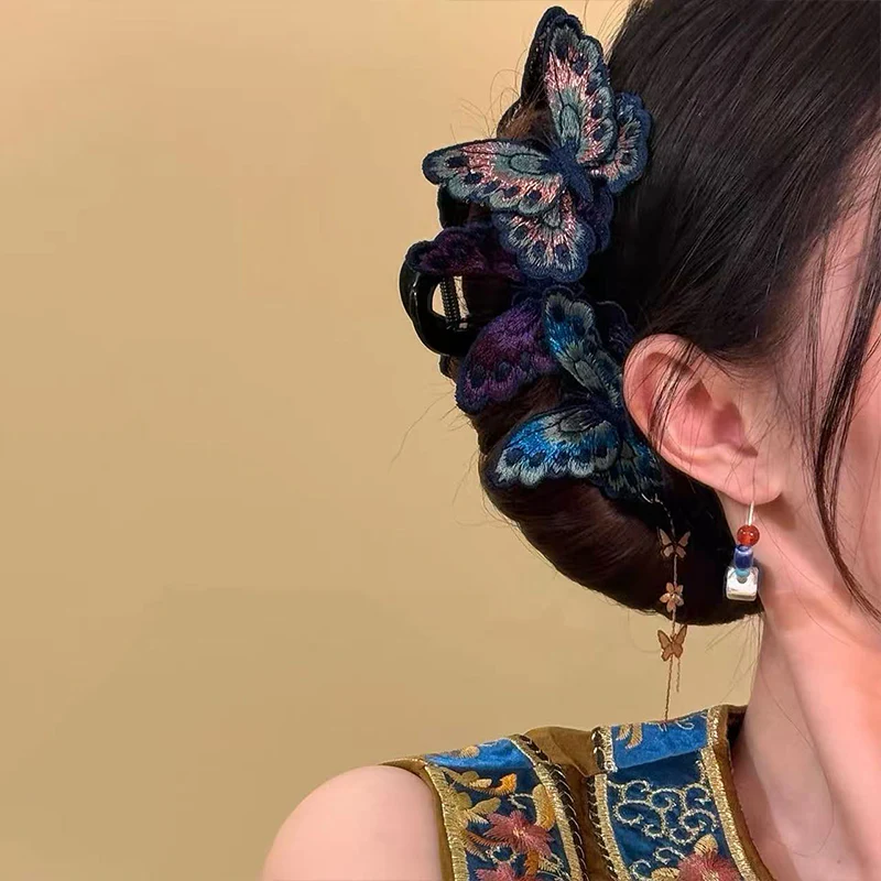 🎅 Exclusief Sinterklaasvoordeel!50% KORTING✨ Exclusief Elegante Vintage Vlinder Haarclip – Borduurde Details & Dansende Bedeltjes (Uniek Gracieus Kapsel Accessoire voor Onvergetelijke Stijl!) - Image 2