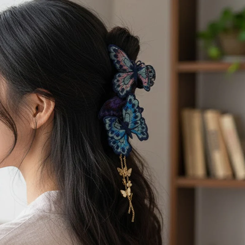 🎅 Exclusief Sinterklaasvoordeel!50% KORTING✨ Exclusief Elegante Vintage Vlinder Haarclip – Borduurde Details & Dansende Bedeltjes (Uniek Gracieus Kapsel Accessoire voor Onvergetelijke Stijl!) - Image 3
