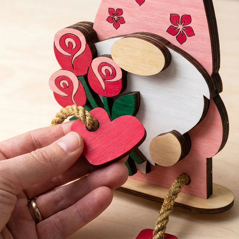 🎉Nieuwjaars Cadeau 50% KORTING!🧝♀️Valentijnsdag Houten Kabouter Decoratie : Romantisch Hartjes&Bloemen Ontwerp – Perfect Voor Plank & Cadeau! - Image 5