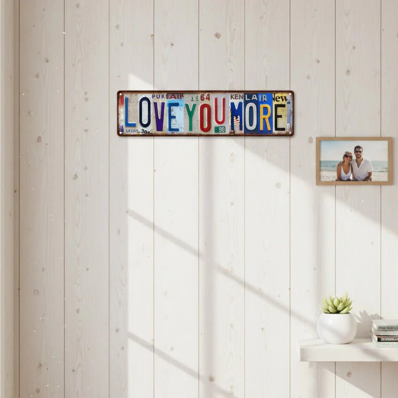 💘Valentijnsaanbieding: 50% Korting!💖 Vintage “Love You More” Kentekenplaat Blikken Bord – Rustieke Wanddecoratie & Cadeau! - Image 3